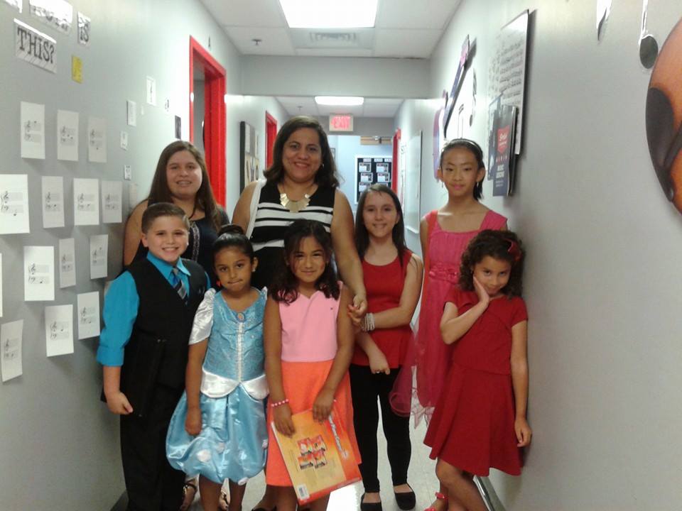  Con alumnos en las aulas de la tienda de musica Sam Ash